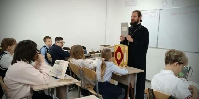 Священник провел беседу о книгопечатании на Руси для учеников школы «Новое тысячелетие»