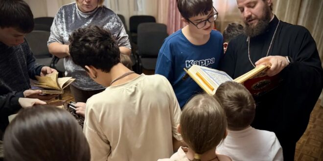 Руководитель и заместитель епархиального отдела посетили Комплексный центр помощи семье и детям «Маяк» в рамках Дня православной книги