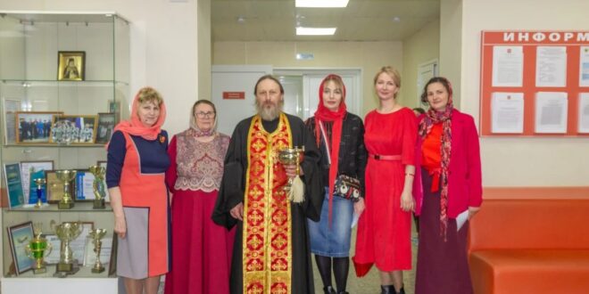 Волонтёры социального отдела и храма Новомучеников и исповедников Церкви Русской поздравили с Пасхой пациентов Дальневосточного окружного медицинского центра